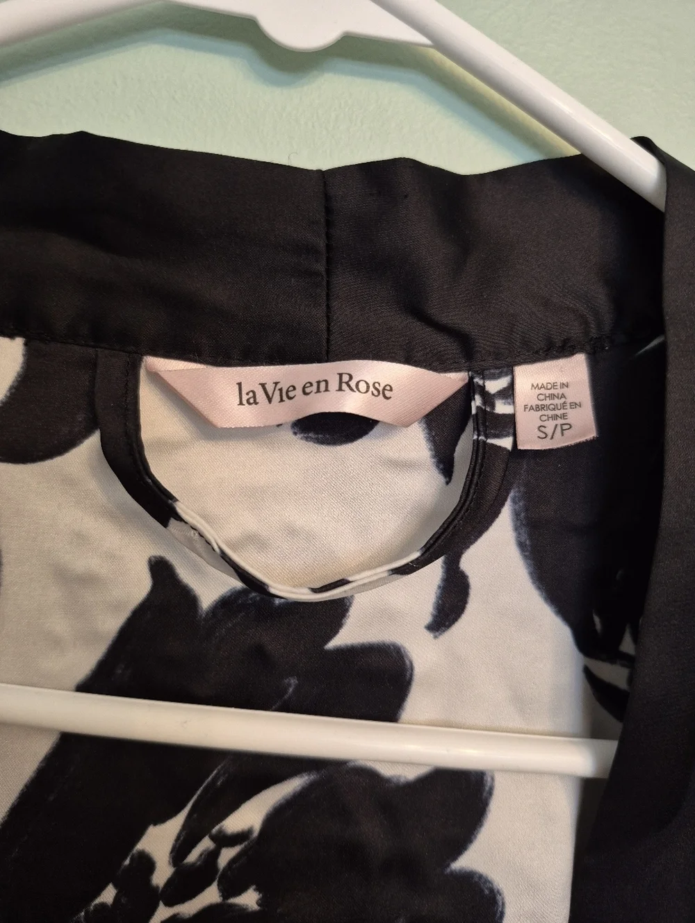 La Vie En Rose Women's Feminine Black & White Floral Satin Robe Size Small - Picture 6 of 9